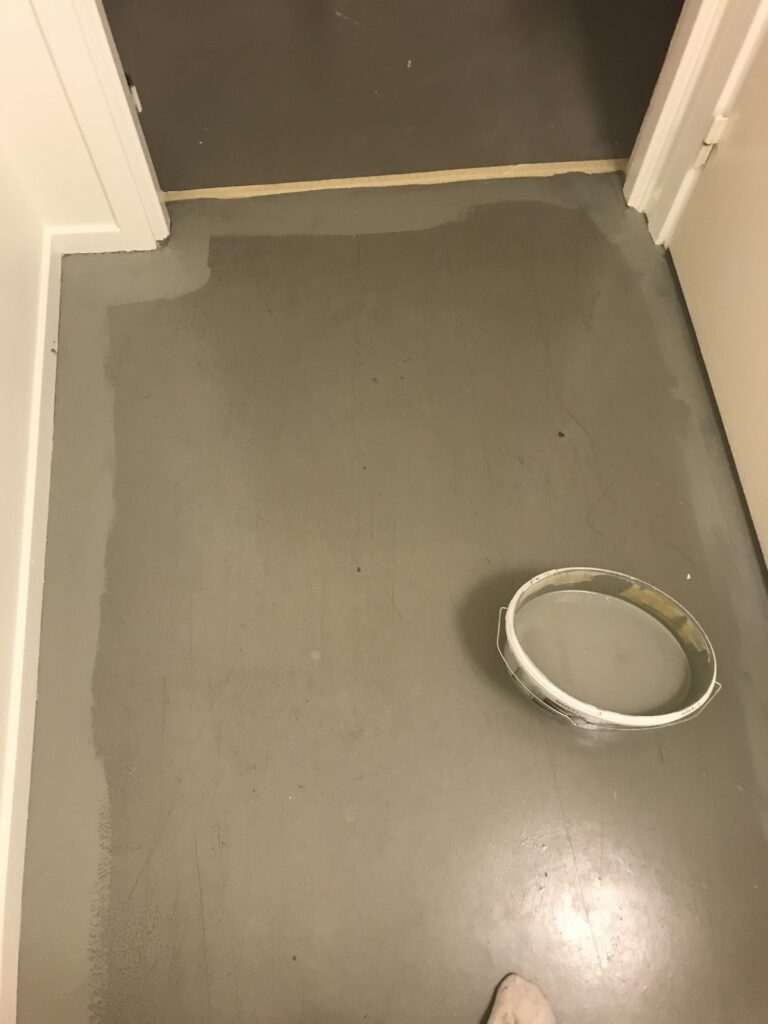 Ett källargolv på ett äldreboende före målning.